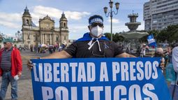 Un ciudadano nicaragüense sostiene un cartel durante una protesta contra el dictador Daniel Ortega en la Plaza de la Constitución en la Ciudad de Guatemala, el domingo 7 de noviembre de 2021.&nbsp;