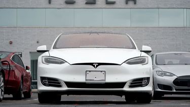 Un auto de Tesla se exhibe en concesionario en Littleton, Colorado.&nbsp; &nbsp;