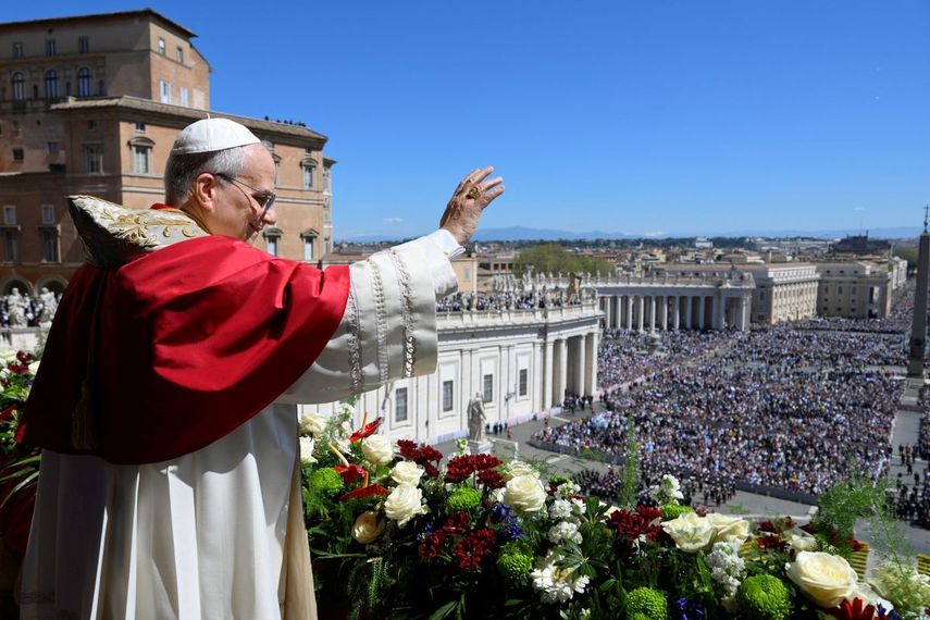 Esta fotografía, tomada y distribuida el 5 de abril de 2026 por The Vatican Media, muestra al Papa León XIV dirigiéndose a la multitud desde el balcón principal de la basílica de San Pedro para transmitir el mensaje Urbi et Orbi y la bendición a la ciudad y al mundo, como parte de las celebraciones de Pascua en el Vaticano.