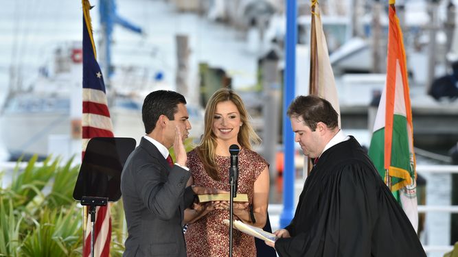 Francis Suárez jura lealtad a las constituciones de los Estados Unidos y la Florida, así como la carta constituctiva de la Ciudad de Miami, ante el juez Robert Luck.