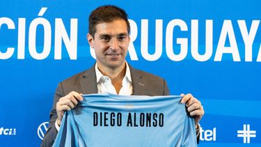 Diego Alonso durante la conferencia de prensa en su presentación como nuevo técnico de la selección de Uruguay el martes 4 de enero del 2022