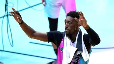 Bam Adebayo, pívot del Heat de Miami, agradece al público en un juego de la temporada de NBA 2020-21&nbsp;