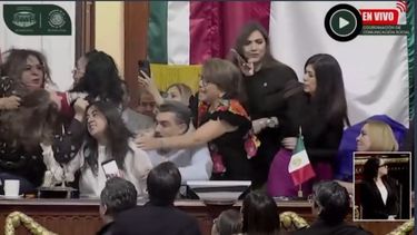 En una batalla campal se convirtió el Congreso en la Ciudad de México; golpes y jaloneos de cabello se observaron.