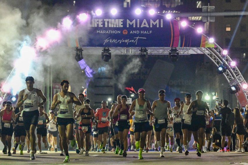 Los corredores parten de la línea de salida del Maratón y Medio Maratón Life Time Miami, el 2 de febrero de 2025 en Miami.