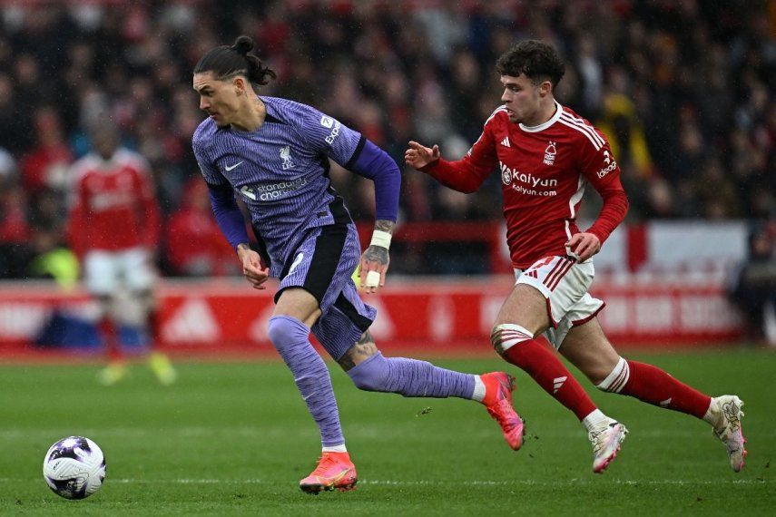 El defensor galés #07 de Nottingham Forest, Neco Williams, desafía al delantero uruguayo #09 del Liverpool, Darwin Núñez, durante el partido de fútbol de la Premier League inglesa entre Nottingham Forest y Liverpool en el City Ground de Nottingham, en el centro de Inglaterra, el 2 de marzo de 2024. &nbsp;