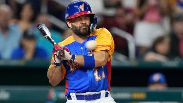 El venezolano José Altuve es golpeado por un lanzamiento durante la quinta entrada del juego de béisbol en el Clásico Mundial en contra de Estados Unidos, el sábado 18 de marzo de 2023, en Miami.