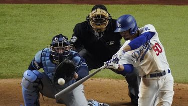 Mookie Betts, de los Dodgers de Los Ángeles, conecta un jonrón en la sexta entrada del primer juego de Serie Mundial ante los Rays de Tampa Bay, el martes 20 de octubre de 2020, en Arlington, Texas
