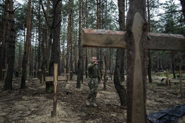 Blinken acusa a Rusia de actos "horribles" tras hallazgo de tumbas en Ucrania