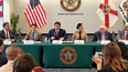 El gobernador de Florida, Ron DeSantis, junto a funcionarios de Miami-Dade habla sobre la Enmienda 3.&nbsp;