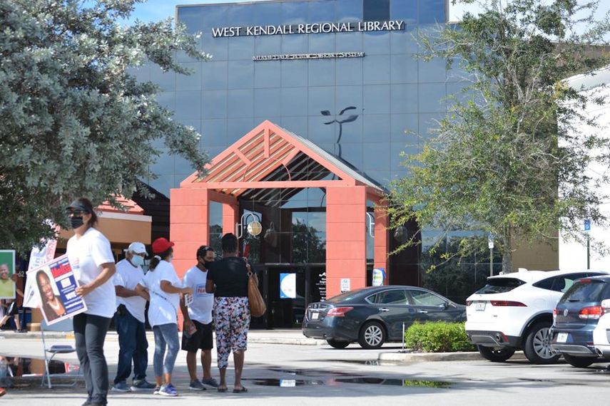 Votantes de Miami-Dade acuden a ejercer su derecho al voto en&nbsp;West Kendall Regional Library.&nbsp;