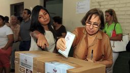 Ciudadanos de Santa Cruz ejercen su derecho al voto el domingo 3 de diciembre de 2017 durante la jornada de comicios para elegir a los magistrados de los máximos tribunales de Bolivia.&nbsp;