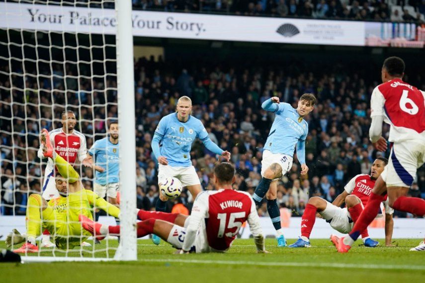 John Stones (centro) anotar el segundo gol del Manchester City para el empate 2-2 contra Arsenal en la Liga Premier, el domingo 22 de septiembre de 2024, en Manchester.&nbsp;