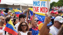 Cientos de venezolanos asistieron a la convocatoria Bayfront Park, en el centro de Miami, para manifestar su rechazo a los resultados electorales fraudulentos que otorgaron la victoria a Nicolás Maduro