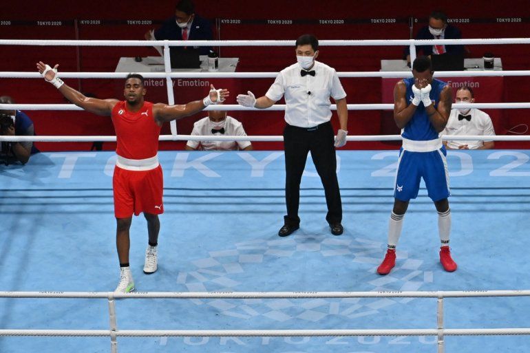 El cubano Arlen López celebra tras vencer al azerbaiyano (nacido en Cuba) Loren Berto Alfonso Domínguez después de la semifinal de boxeo de su peso ligero masculino (75-81 kg) durante los Juegos Olímpicos de Tokio 2020