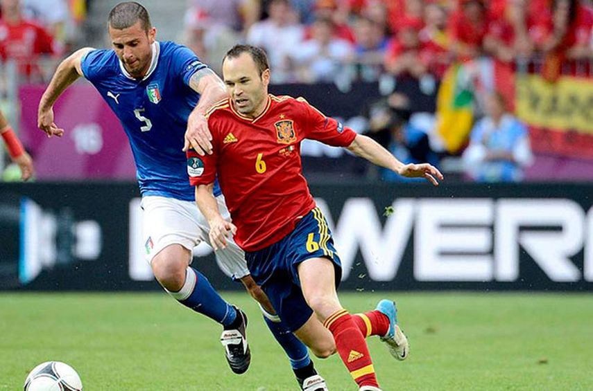 La Roja y la Azurra pelearán por el primer lugar del grupo G. (EFE)