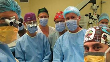 El equipo médico del Hospital Tygerberg que realizó el primer trasplante de pene exitoso del mundo en Ciudad del Cabo, Sudáfrica (Cortesía)