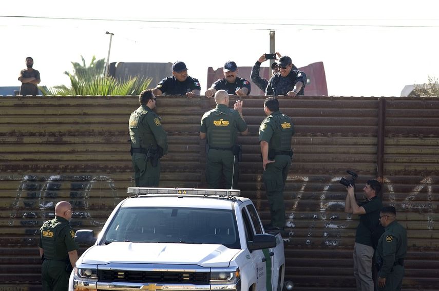 Fotografía del 26 de octubre de 2017, donde aparece el subcomisionado interino de la Oficina de Aduanas y Protección Fronteriza de los EEUU, Ron Vitiello (c-de espaldas), conversando con miembros de la Policía Federal de México.