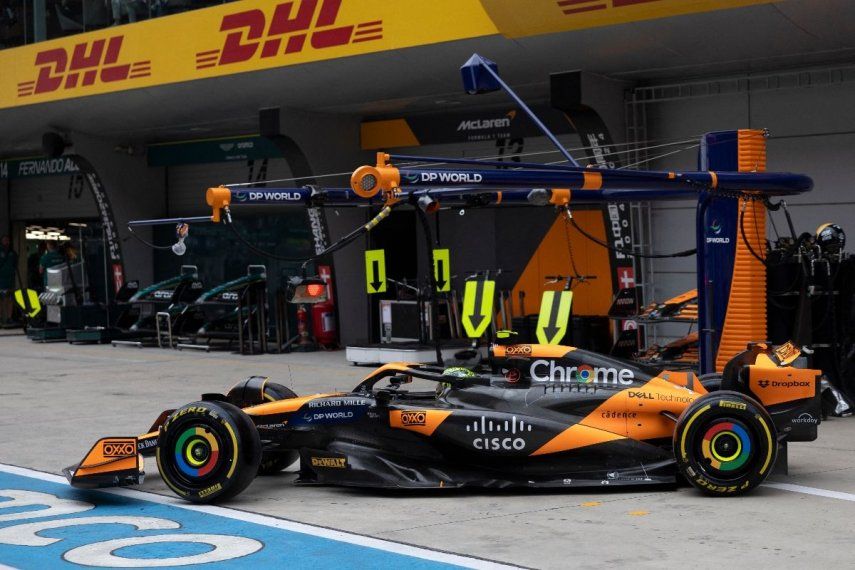 El piloto británico de McLaren, Lando Norris, sale de boxes durante la sesión de clasificación de sprint antes del Gran Premio de China de Fórmula 1 en el Circuito Internacional de Shanghai en Shanghai el 19 de abril de 2024. &nbsp;