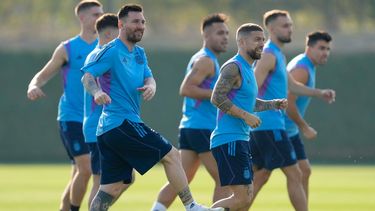 Lionel Messi (izquierda) y su compañero Alejandro Gómez entrenan en la práctica de Argentina en la víspera del encuentro de la selección en el Grupo C ante Arabia Saudí en Doha, el lunes 21 de noviembre de 2022.