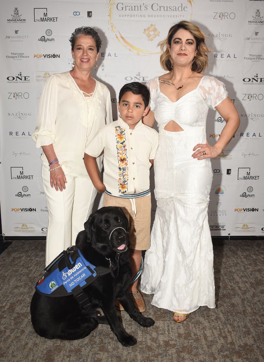 Kronos, un Labrador que da asistencia al niño Nicolás Elizondo, fue uno de los protagonistas de la noche.