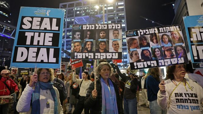 Manifestantes participan en una protesta que pide medidas para asegurar la liberación de los israelíes retenidos como rehenes en Gaza desde octubre de 2023, frente al Ministerio de Defensa de Israel el 15 de enero de 2025