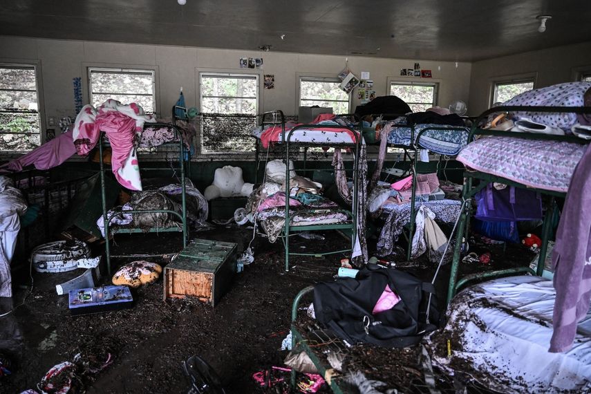 Vista del interior de una cabaña en Camp Mystic, donde al menos 20 niñas desaparecieron tras las inundaciones repentinas en Hunt, Texas, el 5 de julio de 2025.&nbsp;