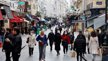 Peatones con máscaras faciales caminan en el distrito de Montorgueil, en París el 2 de noviembre de 2020.