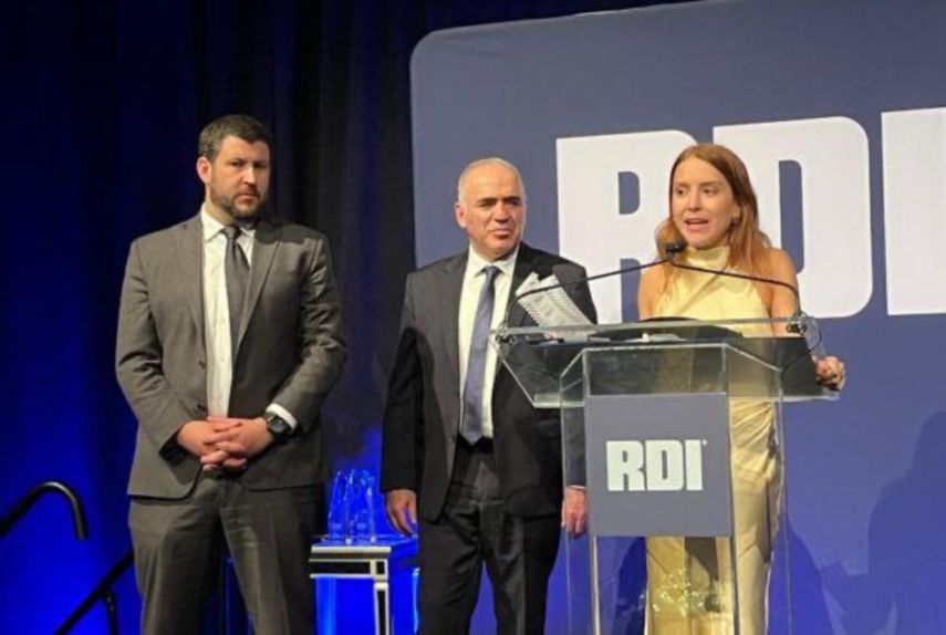 Ana Corina Sosa Machado y David Smolansky reciben el Premio Héroes de la Democracia 2025 en nombre del presidente electo, Edmundo González Urrutia, y de la líder opositora María Corina Machado.