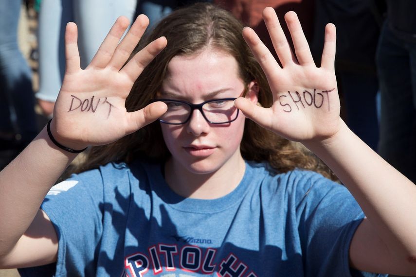 Estudiantes protestan ante la Casa Blanca en Washington DC (Estados Unidos) para exigir leyes más estrictas para el control de armas.