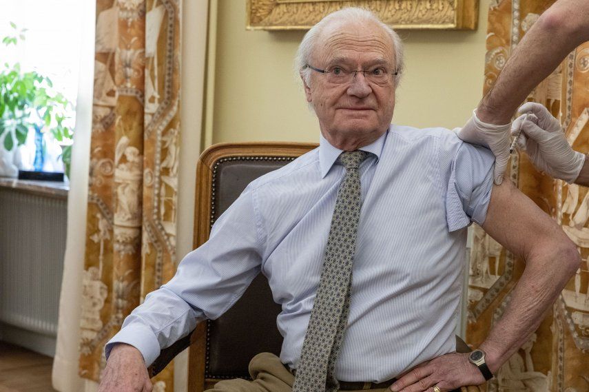 En esta imagen publicada por la corte real, el rey Carlos XVI Gustavo de Suecia está vacunado contra el COVID-19 en el castillo de Stenhammar el 15 de enero de 2021.&nbsp; &nbsp;