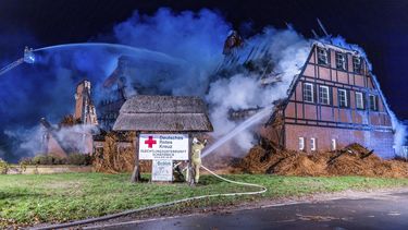 Bomberos extinguen un incendio en un hotel donde hay alojados refugiados ucranianos en Gross Stroemkendorf, Alemania, el jueves 20 de octubre de 2022.&nbsp;
