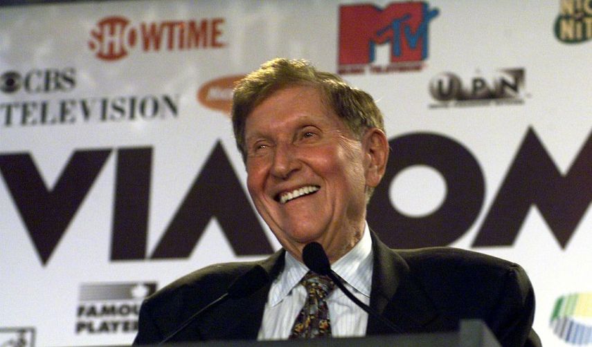 En esta foto del 7 de septiembre de 1999, el presidente de Viacom Sumner Redstone durante el anuncio de la fusión entre CBS y Viacom en Nueva York. El magnate murió a los 97 años de edad. 