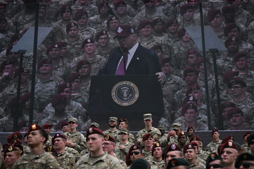 El presidente Donald Trump es visto a través de una pantalla mientras habla en Fort Bragg, una instalación militar del ejército de EEUU, cerca de Fayetteville, en Carolina del Norte, el 10 de junio de 2025.