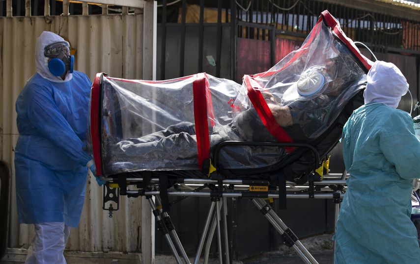 Paramédicos con trajes protectores trasladan a un paciente dentro de una unidad de biocontención el martes 2 de febrero de 2021 para ser llevado a un hospital en la demarcación de Iztapalapa, en la Ciudad de México