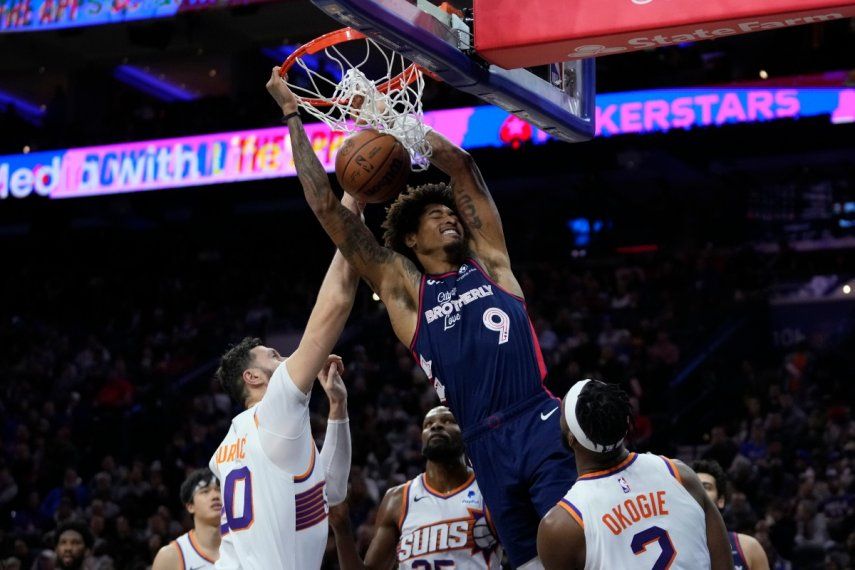 Kelly Oubre Jr., de los 76ers de Filadelfia, realiza una clavada en el partido ante los Suns de Phoenix, el sábado 4 de noviembre de 2023.