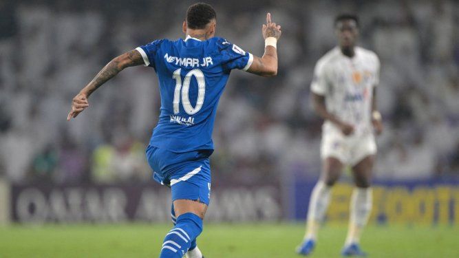 El delantero brasileño #10 del Hilal, Neymar, corre con el balón durante el partido de fútbol del grupo B de la Liga de Campeones de la AFC entre el Al-Ain de los Emiratos Árabes Unidos y el Al-Hilal de Arabia Saudita en el Estadio Hazza bin Zayed en Al-Ain el 21 de octubre de 2024.