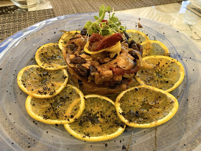 Delicioso plato de bacalao con higos y tomate seco al sol, restaurante Hotel Almirez.