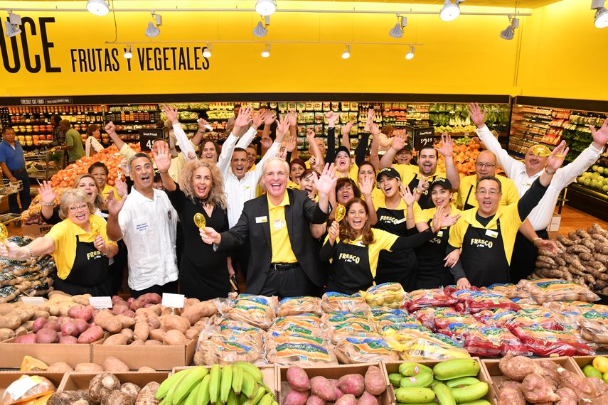 El nuevo presidente de Southeastern Grocers, Anthony Hucker, encabezó la inauguración junto a los empleados del supermercado.