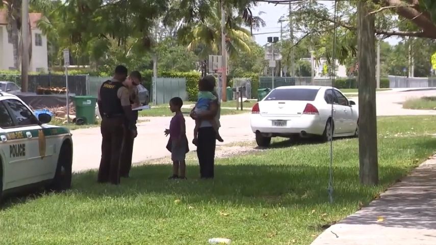El niño, de apenas 7 años, describió ante los oficiales de Policía a los hombres que robaron el auto donde estaban él, su abuela y su hermano menor.