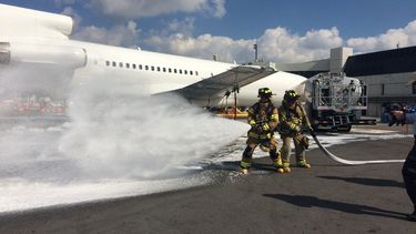 Bomberos acudieron a extinguir el fuego en un avión.