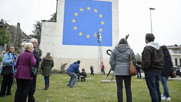 aparece un mural de banksy sobre el brexit en la ciudad inglesa de dover