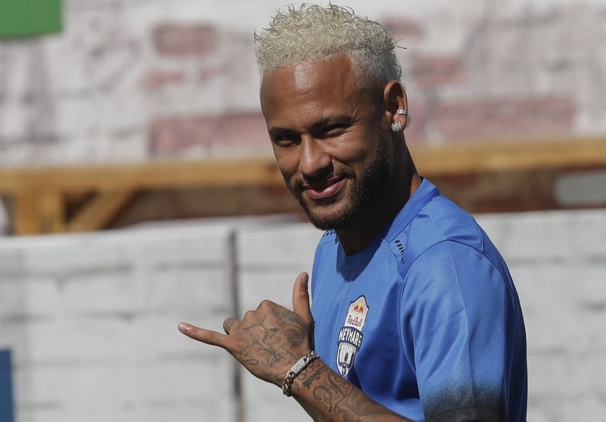 El astro brasile&ntilde;o Neymar saluda a los aficionados durante el torneo juvenil Neymar Jrs Five en Praia Grande, Brasil, el s&aacute;bado 13 de julio de 2019.