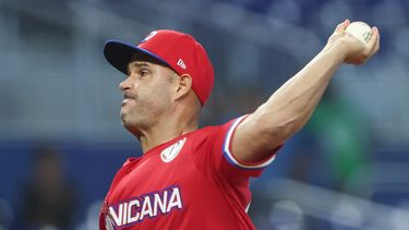 Raúl Valdés realiza un lanzamiento en el compromiso de la Serie del Caribe Miami 2024 entre República Dominicana (Tigres del Licey) y Curazao