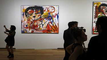 Miembros de la prensa observan obras durante un recorrido en la exposici&oacute;n Gestos de Mon Laferte en el Museo de la Ciudad de M&eacute;xico el mi&eacute;rcoles 11 de marzo de 2020. Se trata de la primera exposici&oacute;n de arte de Laferte.&nbsp;