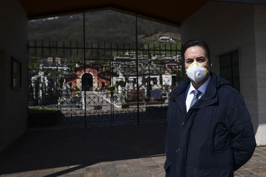 El alcalde de Vertova, Orlando Gualdi, frente al cementerio de la aldea cerca de B&eacute;rgamo, Lombard&iacute;a, el 24 de marzo de 2020, donde 36 personas murieron de coronavirus en 23 d&iacute;as. Gualdi sale todos los d&iacute;as para hablar y tranquilizar a los ciudadanos del pueblo.