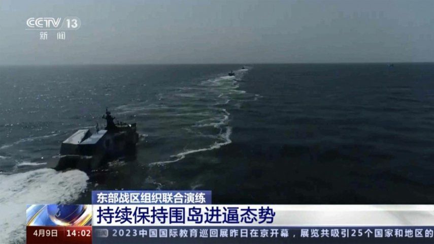 En esta imagen, tomada de un video de la cadena china CCTV el domingo 9 de abril de 2023, un buque de la Armada de China participa en un ejercicio militar en el Estrecho de Taiwán.&nbsp;