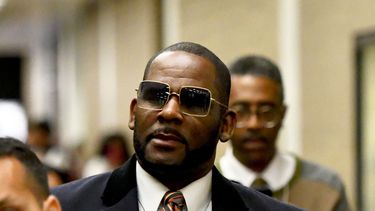 R. Kelly sale del Centro Daley tras una audiencia en su caso de manutención infantil, el 8 de mayo de 2019, en Chicago. El 23 de febrero se sabrá la segunda sentencia del cantante.