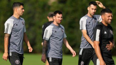 El nuevo atacante del Inter Miami, Luis Suárez (izquierda), camina junto a Lionel Messi (centro) y Sergio Busquets (segundo a la derecha) durante un entrenamiento el 13 de enero de 2024.