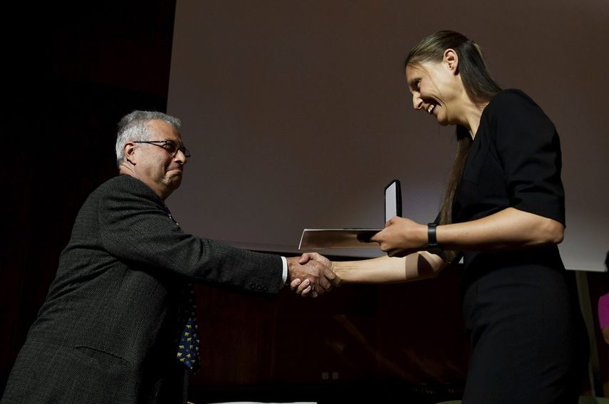 Maryna Viazovska (derecha), recibe la Medalla Fields de manos del presidente del Congreso Internacional de Matemáticos, Carlos E. Kenig, en Helsinki, Finlandia, el 5 de julio de 2022.&nbsp;