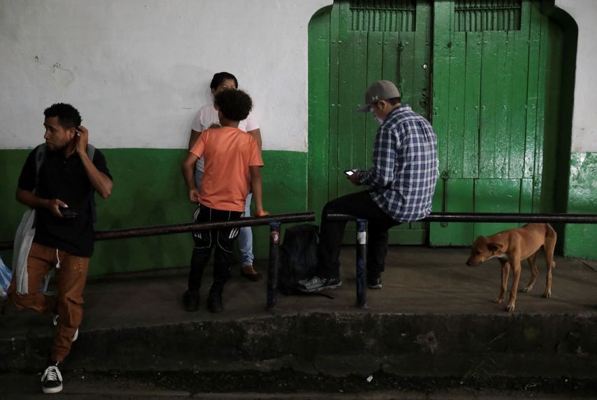 Migrantes nicaragüenses esperan autobuses que los lleve en su ruta hacia Estados Unidos.
